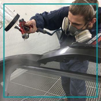 Application d'une teinte métallisée et d'un vernis sur un pare-choc avant saint félix